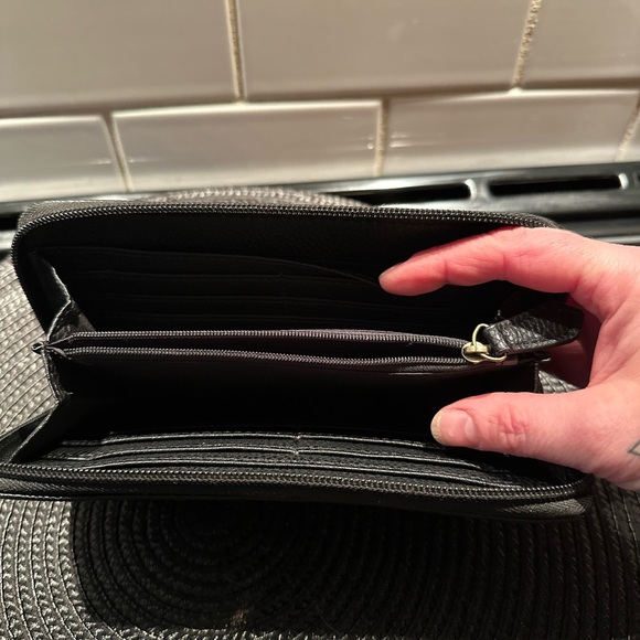 Black pebbled leather Roots wallet. - Picture 5 of 5